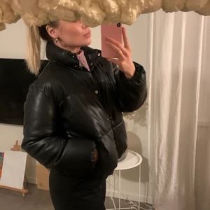 puffer jacka  - Fin puffer jacka i svart läderimitation, det saknas två knappar, men utöver detta är den i toppskick. Varm, skön och snygg att ha uppknäppt. Säljes för att jag har för många jackor! Sitter oversize på någon med xs-s och normalt på någon med strl m😃 
