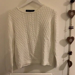 Stickad tröja - Vit stickad tröja, mycket Rory Gilmore vibbar. Slimfit så inte för dig som söker efter en oversized tröja, men tror den skulle vara riktigt fin med ett par stora, mörka jeans!