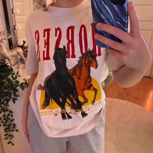 T-shirt med tryck - Säljer denna fina tröja eftersom den inte kommer till användning! Toppskick då jag väldigt sällan använt den. Skönt tyg och den sitter perfekt! Köpare står för frakten❤️‍🩹❤️‍🩹❤️‍🩹