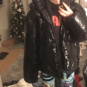 Glansig jacka - Köpte jackan här på Plick men den var förstor så nu säljer ja den. Skriv privat flr fler bilder. Den är köpt på Plick för 500kr