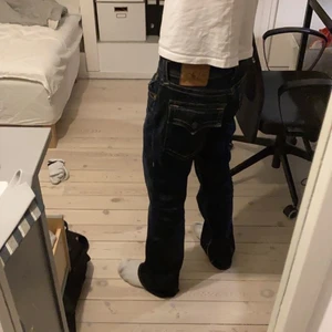 true religion ricky relaxed straight - Riktigt snygga true religion jeans jag har sytt till en tygbit där nere för att de ska få fetare passform men annars är dom i väldigt bra skick, dom är storlek 29 men passar lite större eftersom materialet är elastiskt,  köpare står för frakten😁