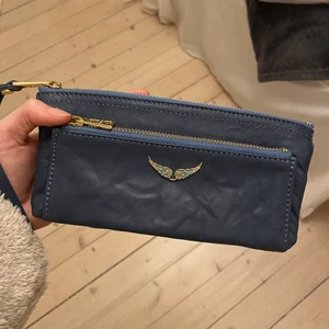 Zadig & Voltaire clutch  - Blå clutch från Zadig som verkligen är så fin men kommer tyvärr inte till någon användning! Inga fläckar/ slitningar - är i nyskick. Tror inte denna färgen finns kvar att köpa längre heller. 