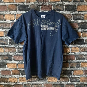Vintage Billabong T-shirt  - En snygg thrifted mörkblå Billabong t-shirt i storlek M. Passar bra loosefit på mig som vanligtvis bär S. Säljer då den inte kommer till användning längre. I fint skick, bra material.