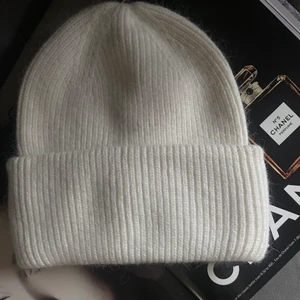 Vit mössa - Vit mössa som jag köpt från By Anatsasia. Används ett fåtal gånger, är nästan som ny🥰 Nypris 299kr!