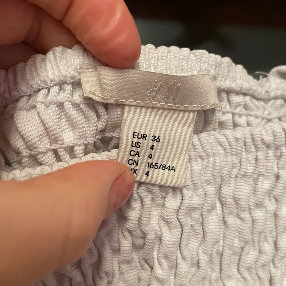 Sötaste toppen från H&M som tyvärr inte längre är min stil. Storlek S, stretchig vid bysten och den går ut i lite volanger under.. Toppar.