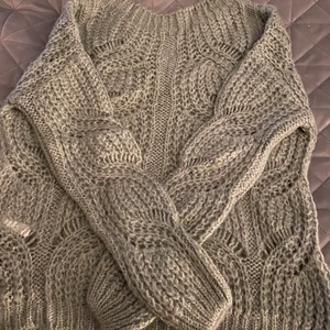 Stickad tröja - Stickad tröja i blå grön färg. Svårt att fånga färgen på bild, fler bilder kan skickas vid intresse. Knappt använd. Är från KIOMI. 