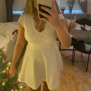 Vit klänning - Vit klänning i storlek Xs. Endast använd en gång! 