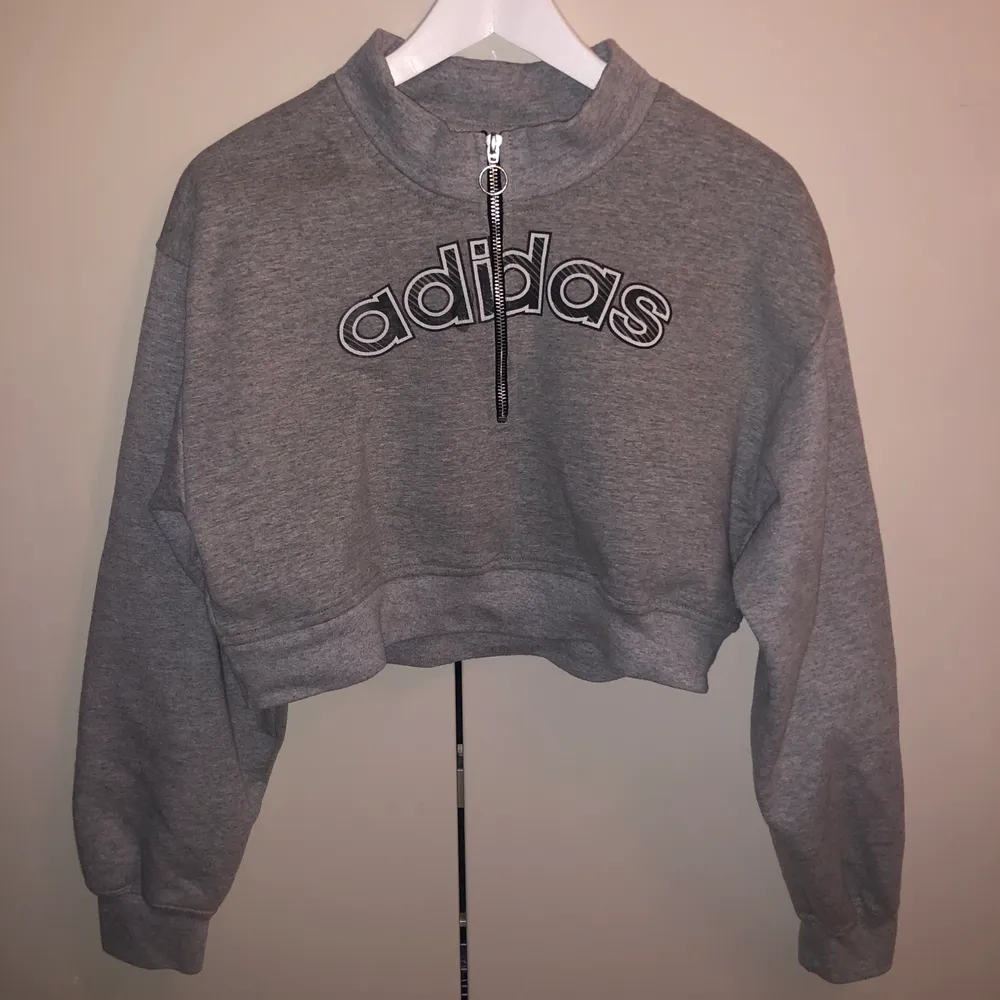 Så cool adidas croptop som är köp second hand. Älskar denna!!🤍 DM för fler bilder. Hoodies.