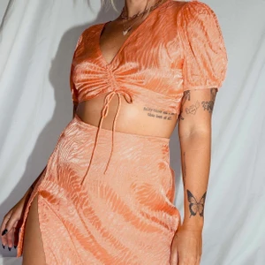 Kjol/topp set 🧡 - Galet snyggt set från motelrocks, köpt för 600kr. I nyskick då de ej kommit till användning. Toppen är i storlek XS, och kjolen i S. (Skrynklorna är bara att stryka bort). Frakt på 45 kr tillkommer 🧡