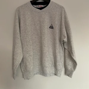 Disney sweatshirt - Grå sweatshirt från Disney med broderat märke och dubbelkrage.