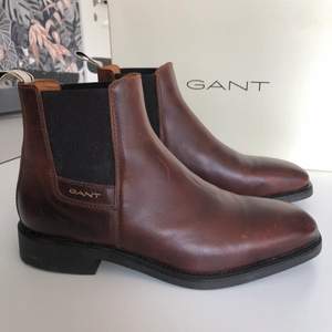 Gant ”James” Chelsea boots i färgen Siemens Brown. Mycket fint skick och endast använda en gång. 
