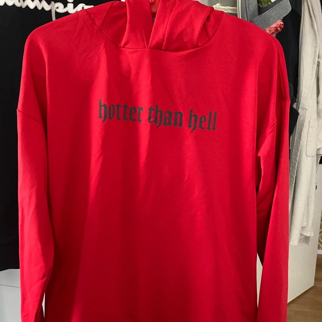 Röd hoodie med horn