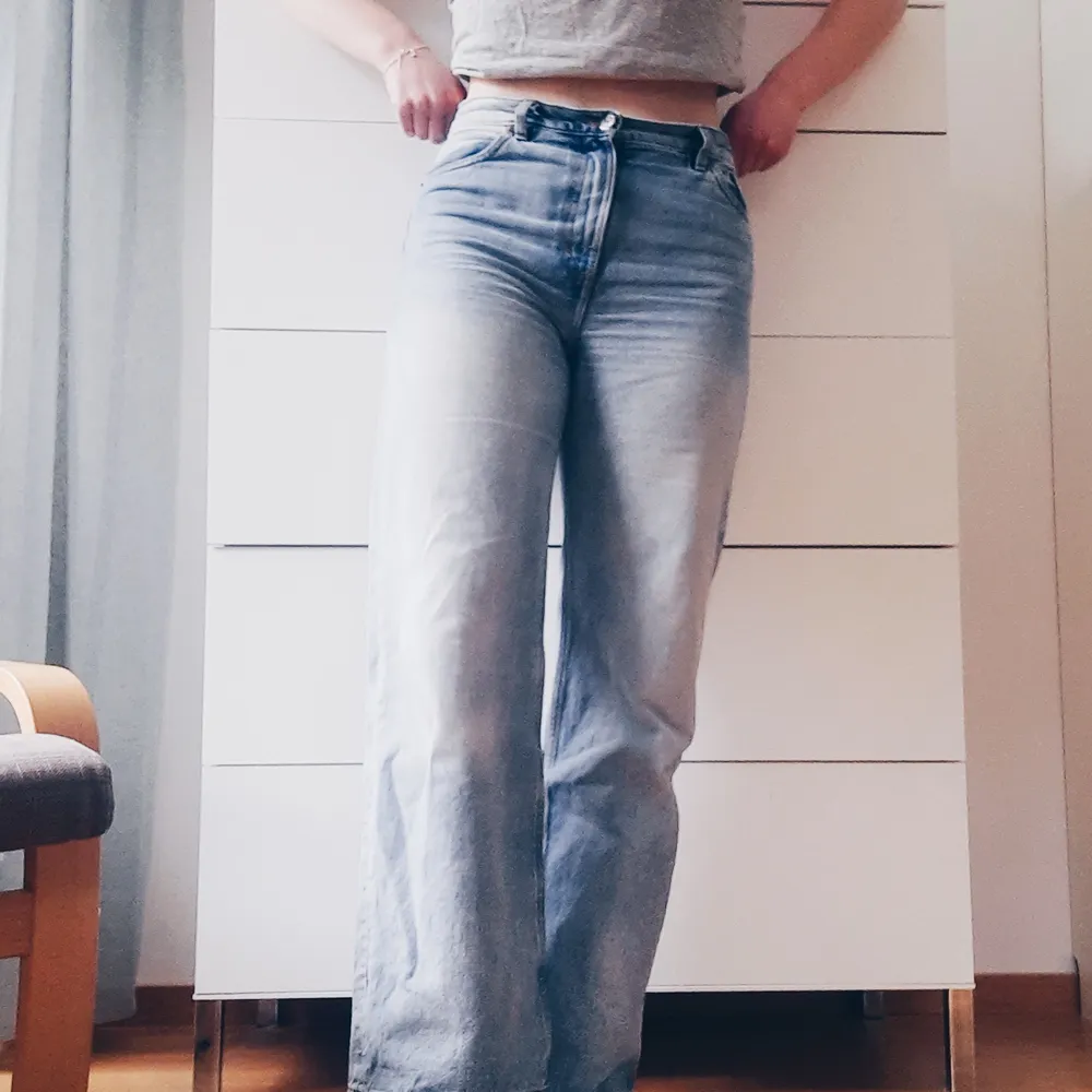 Ljusblå jeans i Yoko-modellen från Monki i strl 29. De sitter supersnyggt och passar mig som oftast har M. De är i fint skick men använda några gånger. . Jeans & Byxor.