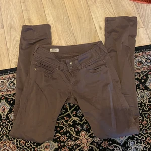 Bruna jeans  - Bruna lågmidjade jeans! Frakt: 66kr💕 