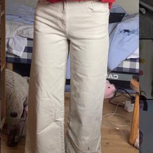 Vita jeans från carlings. Kostade 600 från början. Säljer pga att de är en aning korta för mig o därför är de knapt andvända.❤️ kontakta för fler bilder