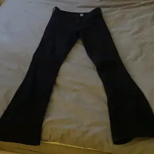 HEJ! Säljer dom här svarta jeansen!! Säljer dom för dom ligger bara i garderoben och gör Ingen nytta! Bootcut