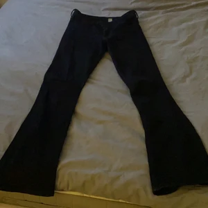 SVARTA JENS - HEJ! Säljer dom här svarta jeansen!! Säljer dom för dom ligger bara i garderoben och gör Ingen nytta! Bootcut