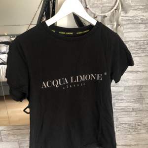T shirt från Acqua Limone, med liten ficka på ryggen. 