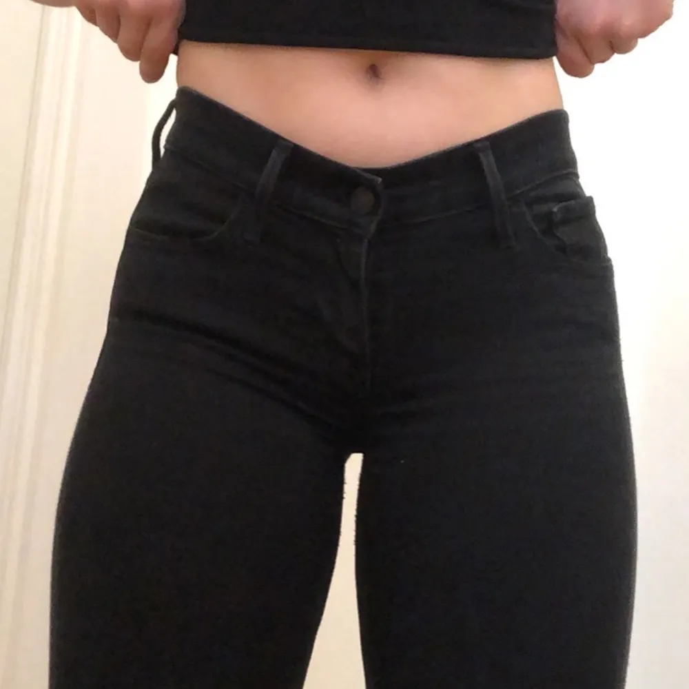 Lågmidjade Super skinny Levis jeans i stl 24 passar mig (xs) super fint skick säljer ändast för jag inte klarar av att ha på mig lågmidjade jeans. Modell-710 super skinny.. Jeans & Byxor.