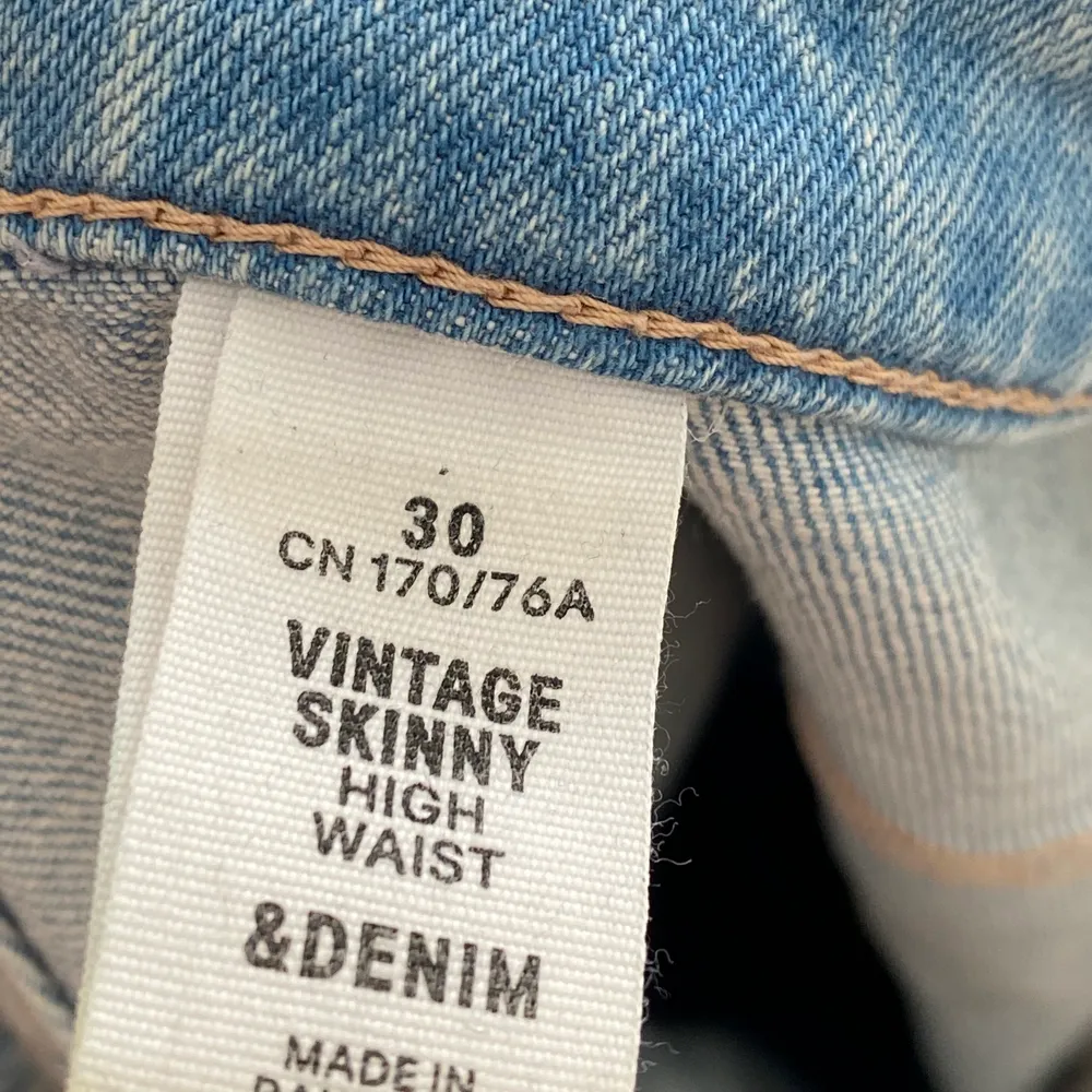 Blåa jeans med slitningar/hål. Använda fåtal gånger, säljer då de inte är min stil riktigt. Men sköna och fina byxor. . Jeans & Byxor.