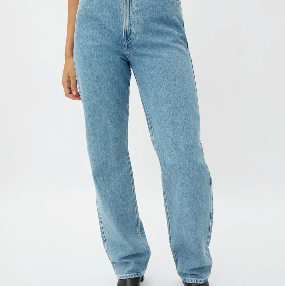 Jättefina mellanblåa jeans från weekday i modellen Rowe. Färgen syns bäst på tredje bilden och heter ”sky blue” . Använd några få gånger så super bra skick. Frakt på 66kr tillkommer. . Jeans & Byxor.