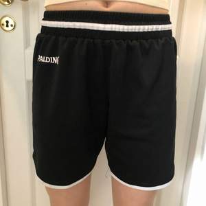 Super snygga tränings shorts från Spalding! 