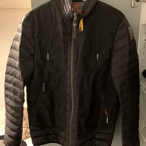 Parajumpers jacka  - Är i jättefint skick, använd fåtal gånger 
