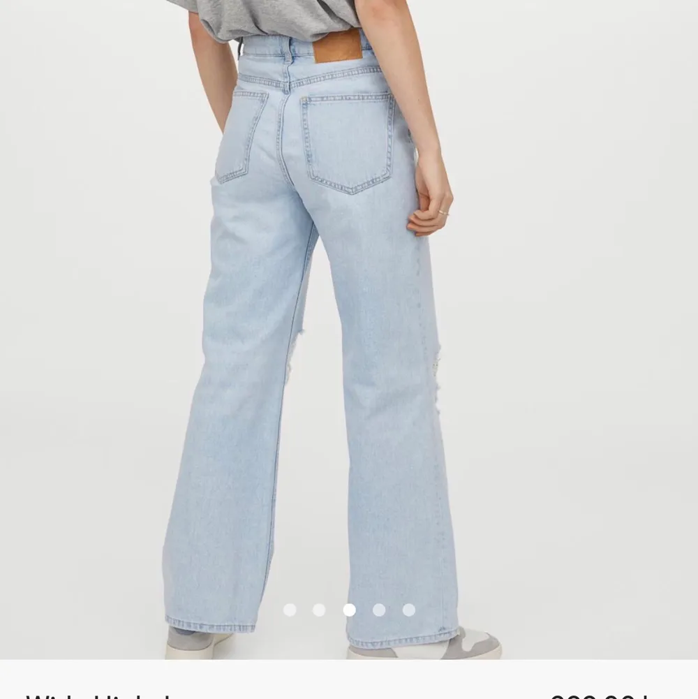 Säljer dessa helt nya jeans för dom var för små för mig. Lapparna sitter kvar. Köptes för 300 kr och säljer då för 170 kr eftersom dom är helt nya. Står ej för frakten. Jeans & Byxor.