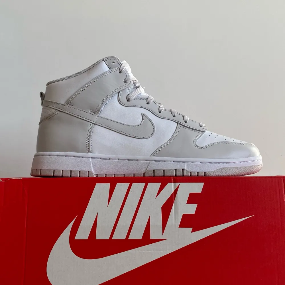 Nike Dunk High Retro White Vast Grey. Brand New. US 12/ EU 46. 1899kr. Meet up in Stockholm available. No trade/exchange.. Skor.