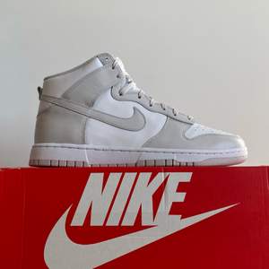 Nike Dunk High Retro White Vast Grey. Brand New. US 12/ EU 46. 1899kr. Meet up in Stockholm available. No trade/exchange.