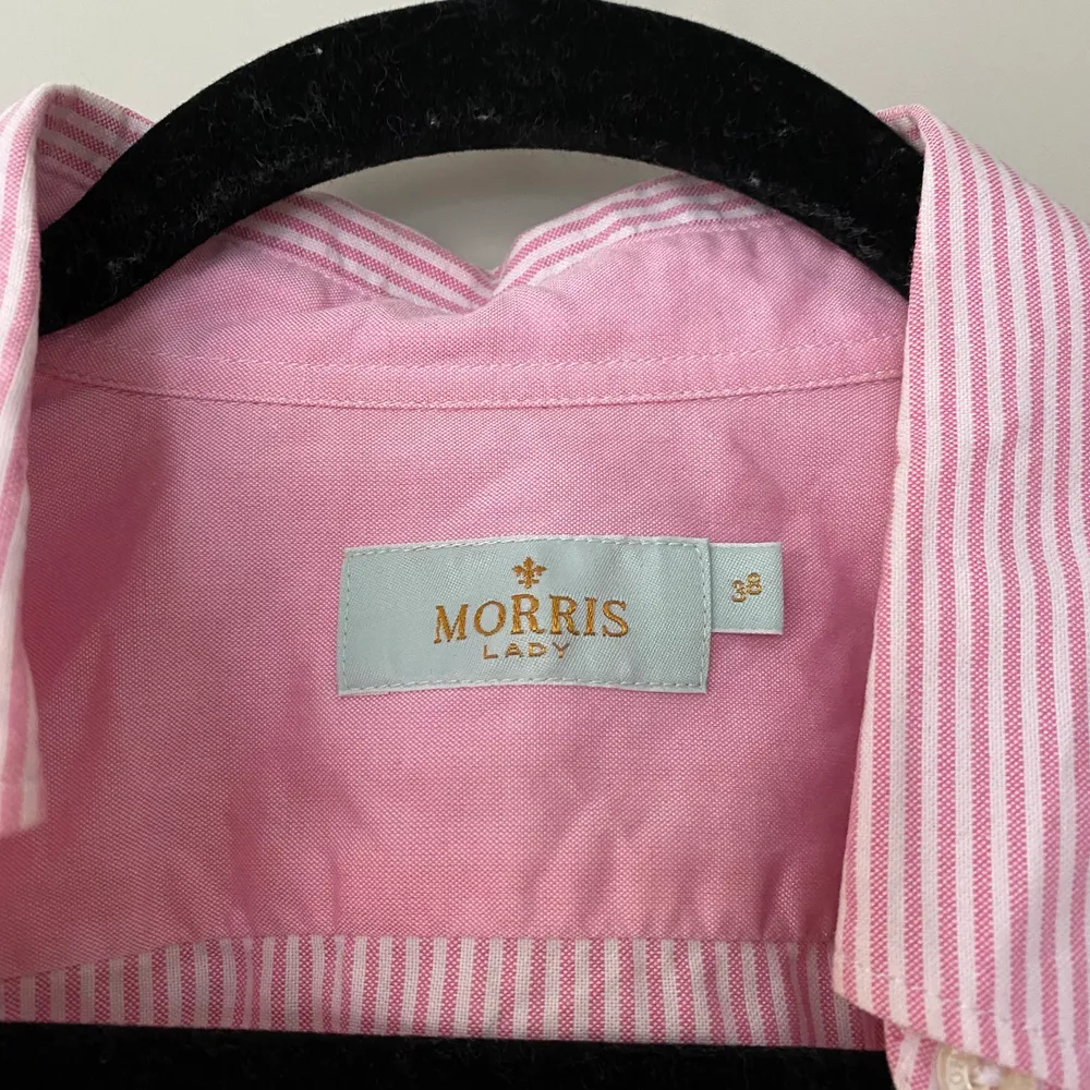 En rosa skjorta i mjukt material från Morris i storlek 38. Passar en 36-38 då de är är snygg som oversized med. Använd 1-2 gånger då jag drog mig mot en annan stil. Så som nyskick. Skjortor.