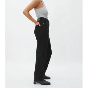 Weekday jeans, i rowe - Jag säljer mina svarta rowe jeans från weekday som är en rakmodell. Dessa jeans är köpta från mindre än ett halvår och har dessvärre enbart blivit burna 7 gånger. Då dessa jeans inte är min stil. Frakten är exkluderad i priset men går att diskuteras! Butikspris: 500kr