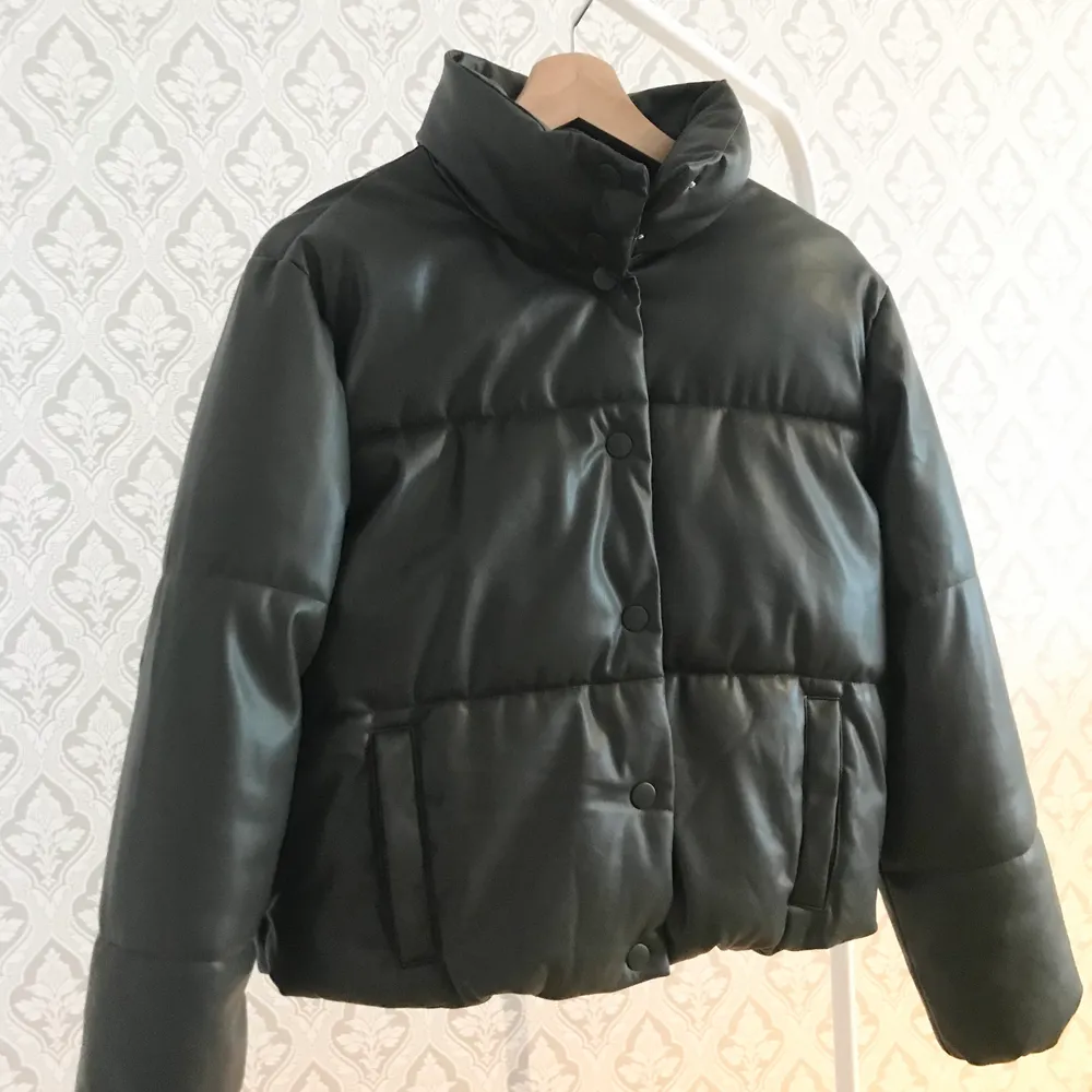 En puffer jacket i fint skick, använd antal gånger men inga skador eller repor på skinnet alls. Köparen står för frakten✨✨ 370kr (gratis frakt) . Jackor.