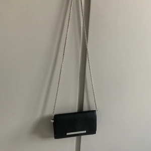 Väska - Svart väska, använd fåtal gånger, säljer då den inte kommer till användning.