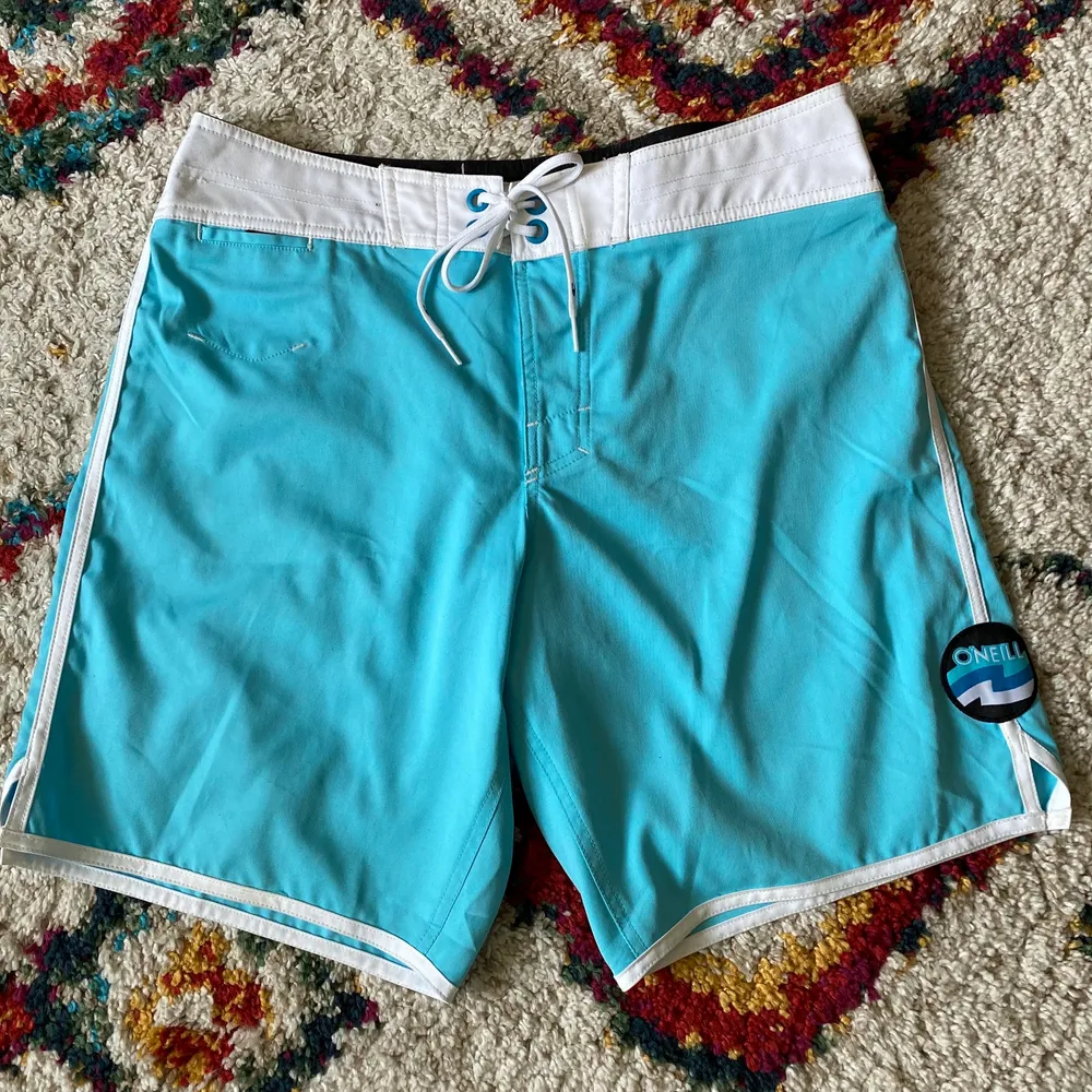 Badshorts i fint skick. Aldrig använda i vatten bara testade hemma. Så nästintill nyskick. Stl 32 (tum) typ M. Shorts.