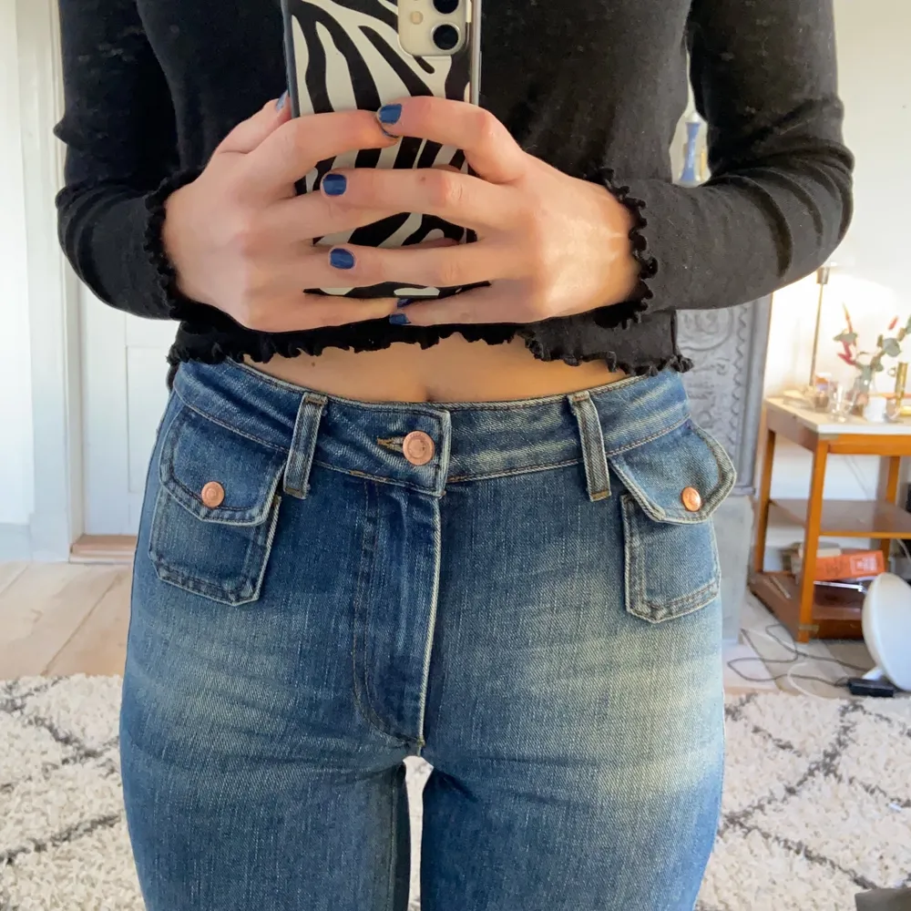Blå jeans från Gina Tricot i strl S. Lite små för mig om rumpa, men annars fin flared modell med små fickor på framsidan . Jeans & Byxor.