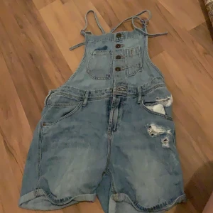 Hängselshorts med knappar - Justerbar i storlek och jätte sköna till sommarn 