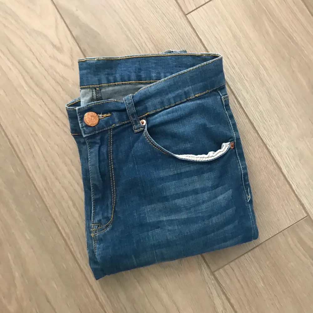 Ett par blå jeans knappt använda. Köpt på Lager 157 och är i storlek L. Frakt är inräknat i priset. Kan mötas upp i Norrköping!. Jeans & Byxor.