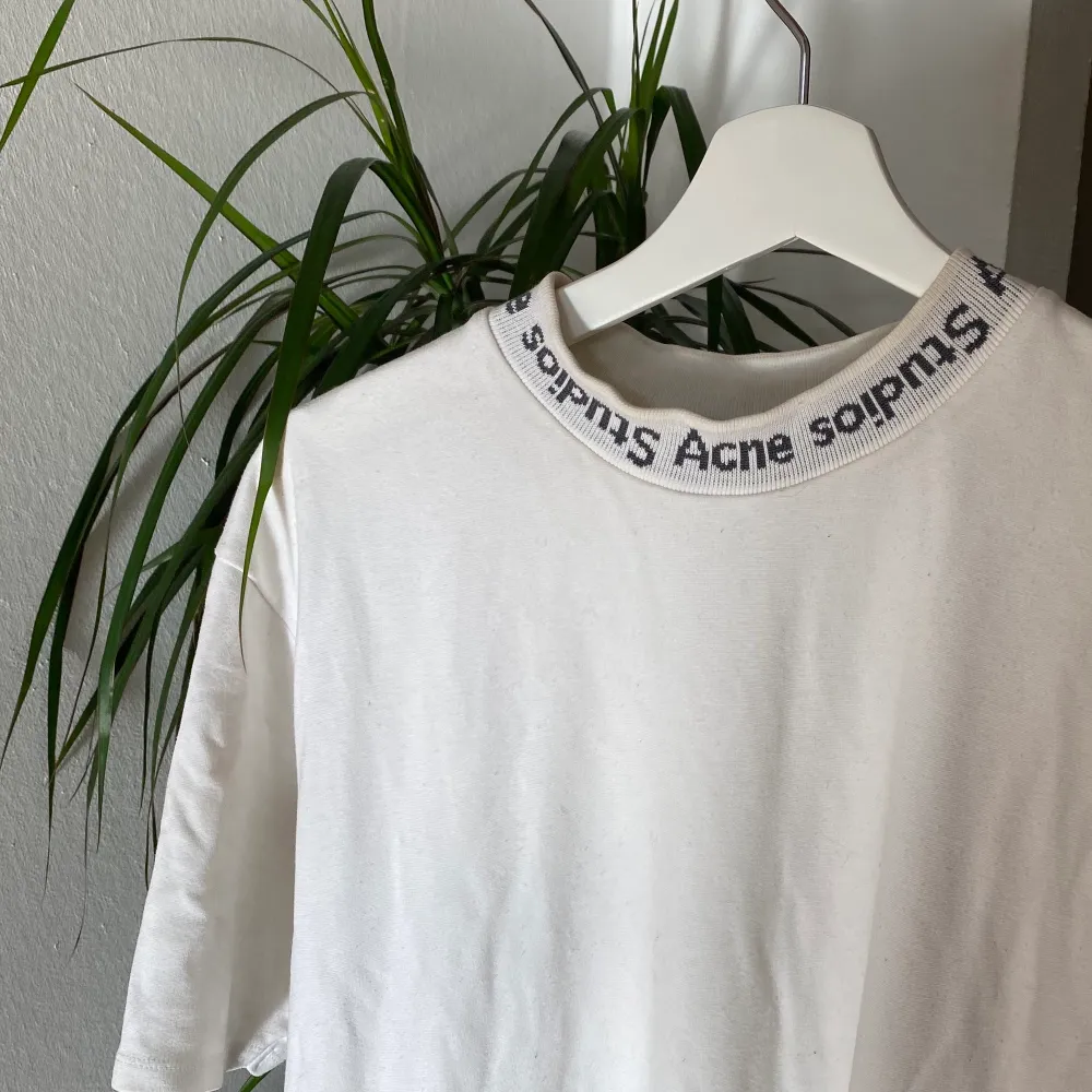 Intressekoll på denna Acne studios T-shirten. Super bra kvalite och passar till allt. Den har en svag missfärgning vid nacken, knappt synlig dock. Skriv  för fler bilder :) . T-shirts.