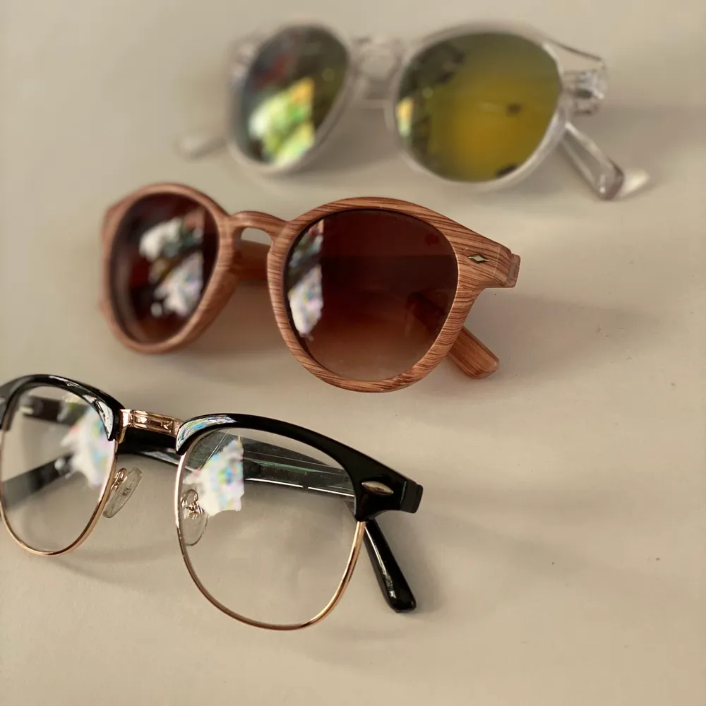 Två par fina solglasögon i likadan form ❌OBS paret i trä mönster och de vanliga glasögonen är sålda!❌ Köp nu! Frakt är 24 kr. Köp nu! ✨✨. Accessoarer.
