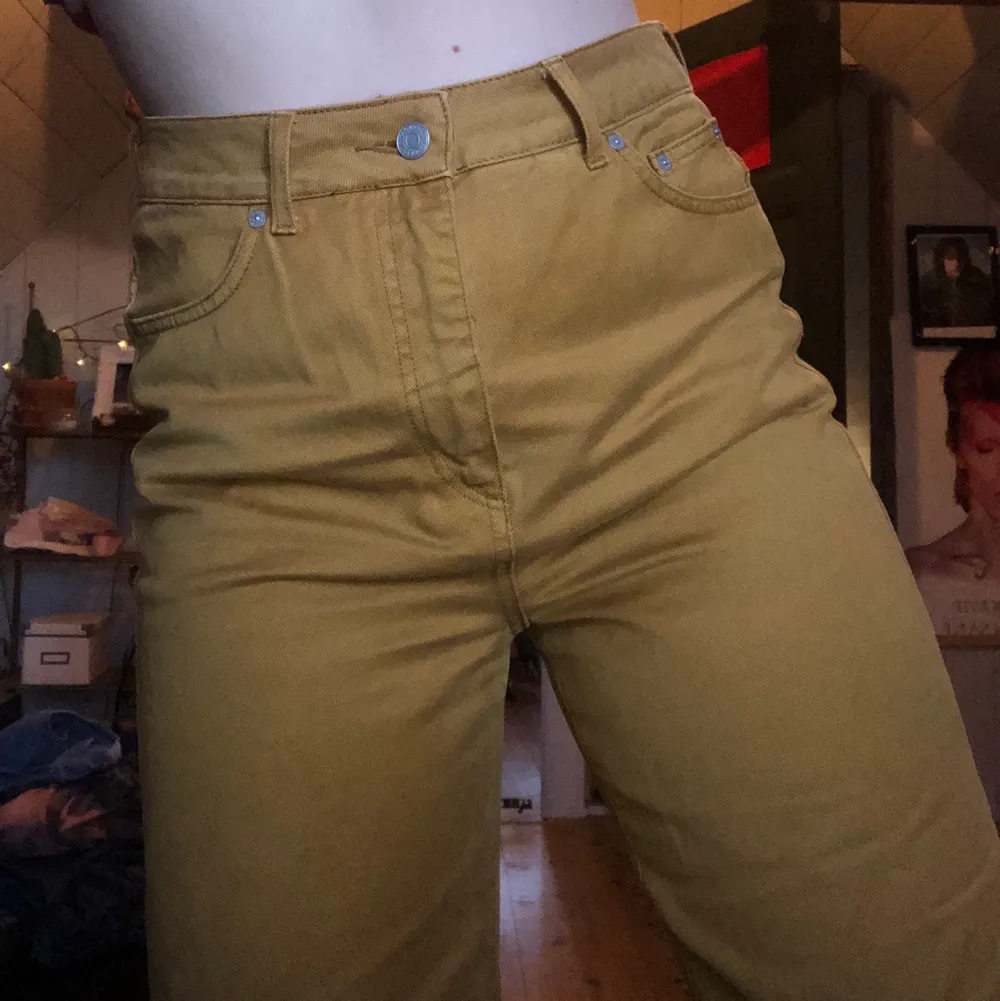 High waist gula weekday jeans. De är använda en gång och är nästan helt nya. Super bekväma och mjuka. Jag är 169 cm.. Jeans & Byxor.