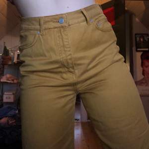 High waist gula weekday jeans. De är använda en gång och är nästan helt nya. Super bekväma och mjuka. Jag är 169 cm.