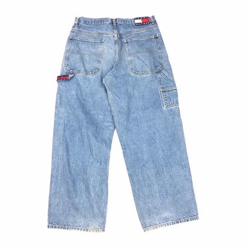 Super baggy Tommy Hilfiger carpenter jeans med supersnygg stor passform. Dessa är sällsynta och de perfekta stylish baggy jeansen! . Jeans & Byxor.