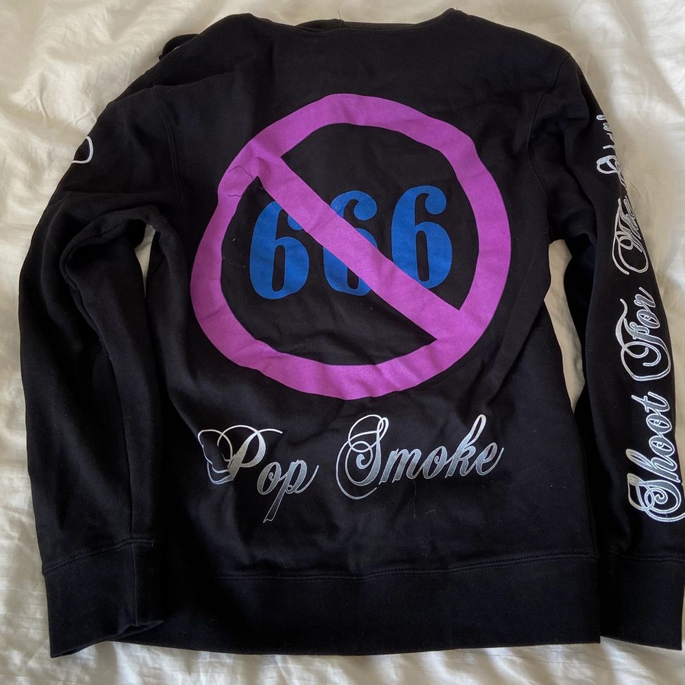 Officiell merch från Pop Smoke! Snyggt tryck på bröst och rygg! Helt ny! Endas upptagen ur förpackning. Kvitto finns. Buda i kommentarerna. Den är rare så kommer ej släppa för skambud! Kan mötas upp i Stockholm. Annars står löparen köparen för frakt 📦 . Huvtröjor & Träningströjor.