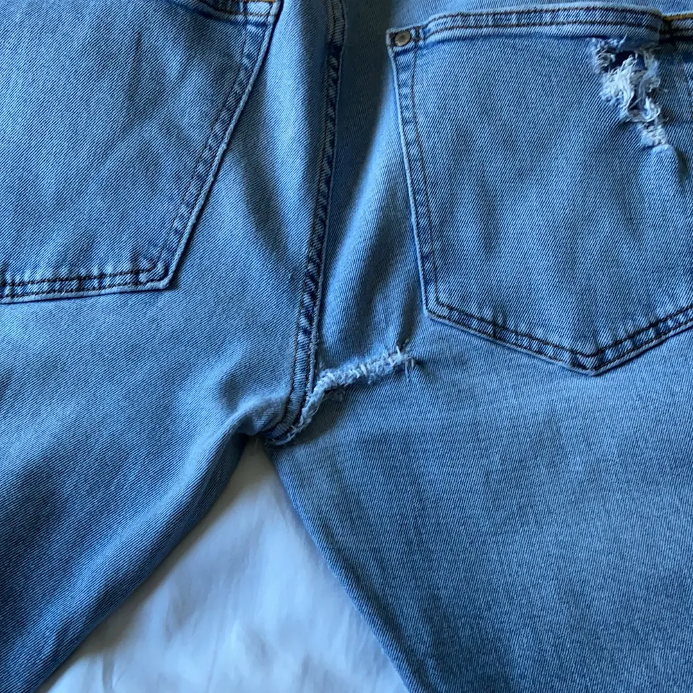 Ljusblå slitna jeans i storlek 34”32. Jag är 175cm och jeansen sitter bra i längden men är för tighta. Det har gått sönder men sytts igen vid rumpan, det är dock inget som syns eftersom det är långt bak. Bor i Norrköping och kan mötas upp, annars står köparen för frakten. Pris kan diskuteras!. Jeans & Byxor.