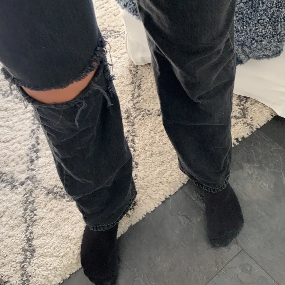 Galet fina jeans som är raka/utsvängda med ett snyggt hål använda 1 gång då jag inte trivs i denna typ av byxor passar 36/38. Jage är 171(KÖP DIREKT FÖR 400+ frakt. Jeans & Byxor.