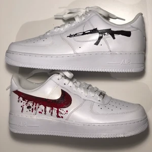 Själv designade Air force 1!  - Dom är helt nya!                                                                           Dom är gjorde för hand av dom bästa och starkaste färgerna! ✨