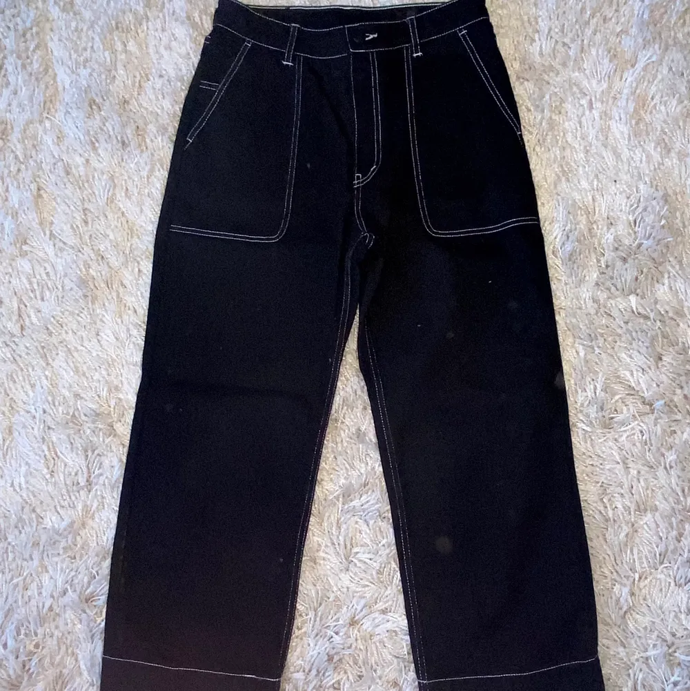 Ett par Asfina Monki jeans i modellen Mozik med kontrastsöm! Har bara använt 1 gång då den passar tyvärr inte riktigt. Frakt tillkommer🥰. Jeans & Byxor.