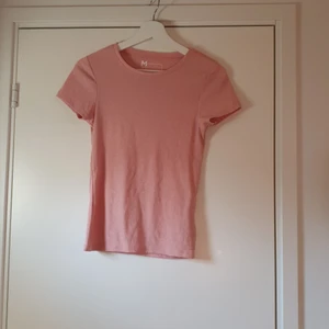 Ribbad T-shirt stl.m - Aldrig använd stl.m men känns som en S