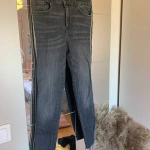 Ett pra sprilans nya jeans tyvärr försmå en fin text på sidorna sol är en jätte fin detalj. Det är storlek M men dem passar både S/XS bättre.  Kan mötas ol du bor i närheten annars frakt. 